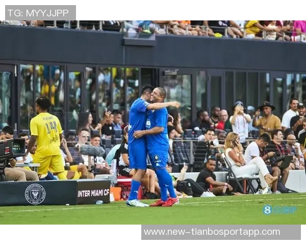 维尼修斯双响助力球队胜利分享伯纳乌的精彩时刻与球迷共庆