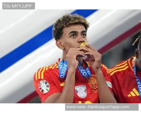 心系男友亚马尔复出战场女友热情助威全场目光聚焦